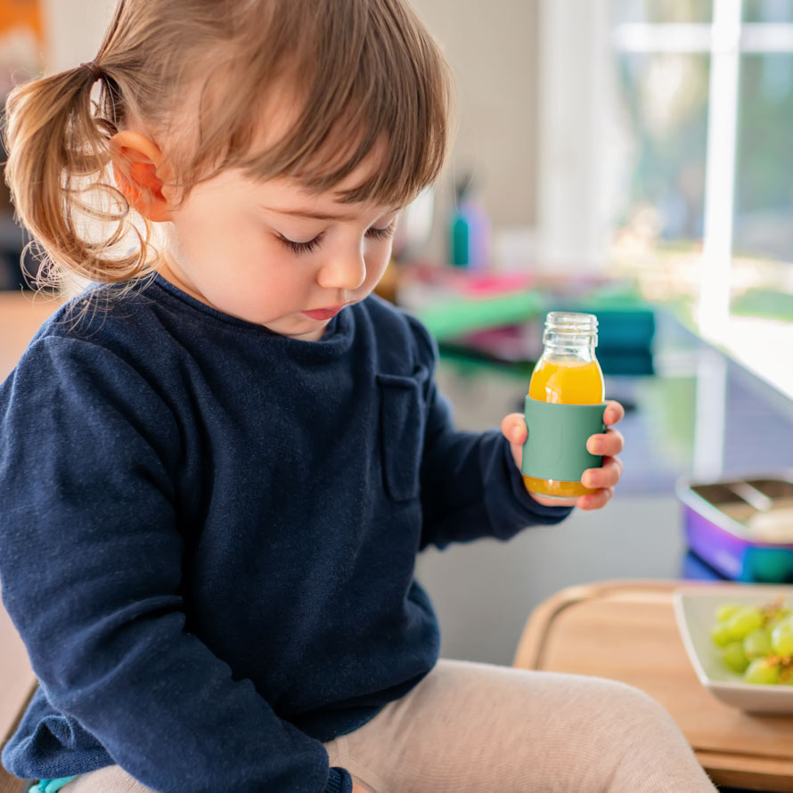 Ob Saft, Milch, Kakao oder Joghurt – in den kleinen Flaschen sind die Lieblingsgetränke unterwegs immer dabei Kleine Smoothie-Flaschen für Kinder – ideal, um Saft, Milch, Kakao oder Trinkjoghurt mitzugeben