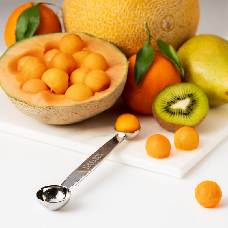 Kugelformer und Melonenausstecher aus Edelstahl von LEKKABOX mit Melonenkugeln