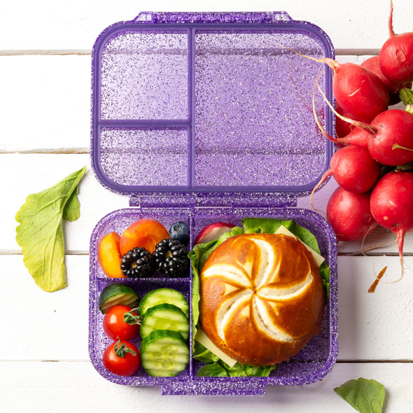 Lila Glitzer-Brotdose mit Fächern, gefüllt mit Brezelbrötchen, Obst und Gemüse – praktische Kinder-Lunchbox für Kindergarten und Schule
