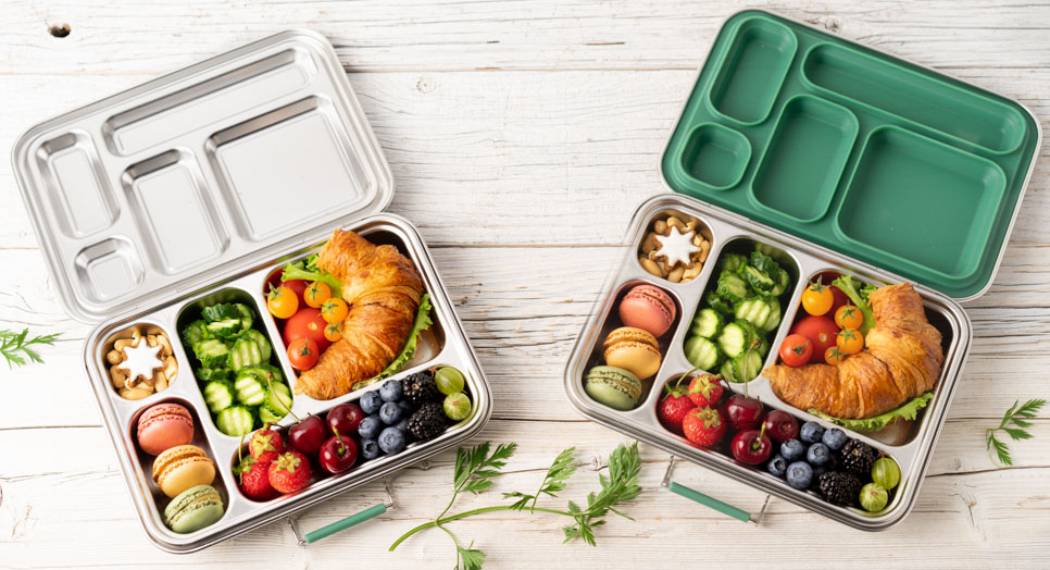 Große Edelstahl Bentobox mit mehreren Fächern, gefüllt mit Croissant, Obst, Gemüse und Snacks – auslaufsichere Lunchbox für Schule, Arbeit und unterwegs