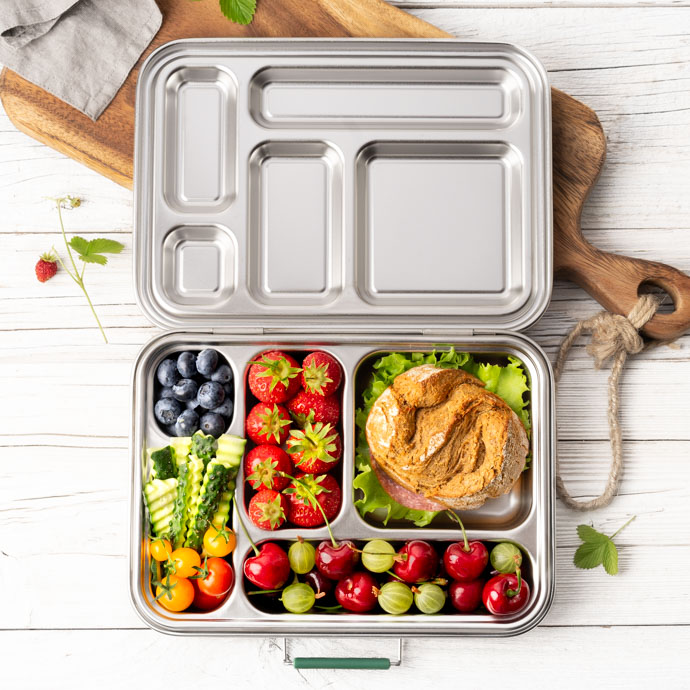 Edelstahl Bentobox mit vielen Fächern – vielseitige Lunchbox für ausgewogene Snacks unterwegs Große Edelstahl Bentobox mit mehreren Fächern, gefüllt mit Brot, Beeren, Obst und Gemüse – praktische Lunchbox für Schule, Arbeit und unterwegs