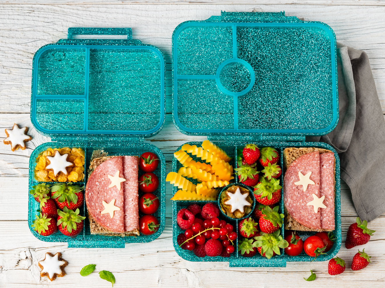 LEKKABOX Glamour und Mini Glamour im Größenvergleich –<br />
Glitzer Lunchbox in Aqua offen mit Essen befüllt