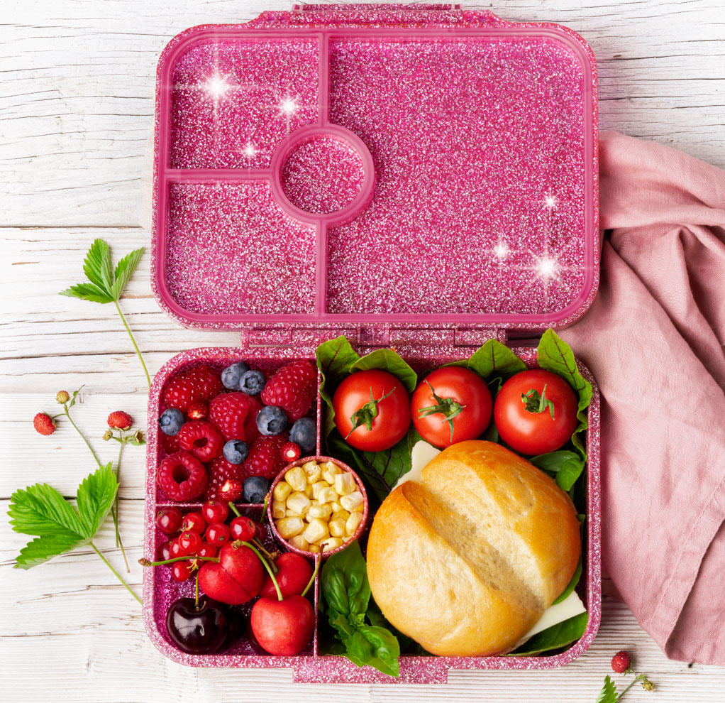 Pinke Glitzer-Brotdose mit Fächern, gefüllt mit Brezelbrötchen, Obst und Gemüse – praktische Mädchen Kinder-Lunchbox für Kindergarten und Schule