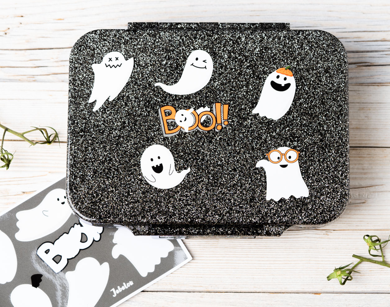 LEKKABOX Glamour Glitzer Brotdose schwarz mit wasserfesten Stickern personalisiert Schwarze LEKKABOX Glamour Glitzer-Brotdose mit Halloween-Geister-Stickern und Boo-Schriftzug, personalisierbar für Schule und Kindergarten