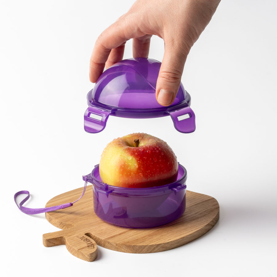 Gewölbter, runder Deckel der Apfeldose schafft genau den Platz, den rundes Obst braucht.