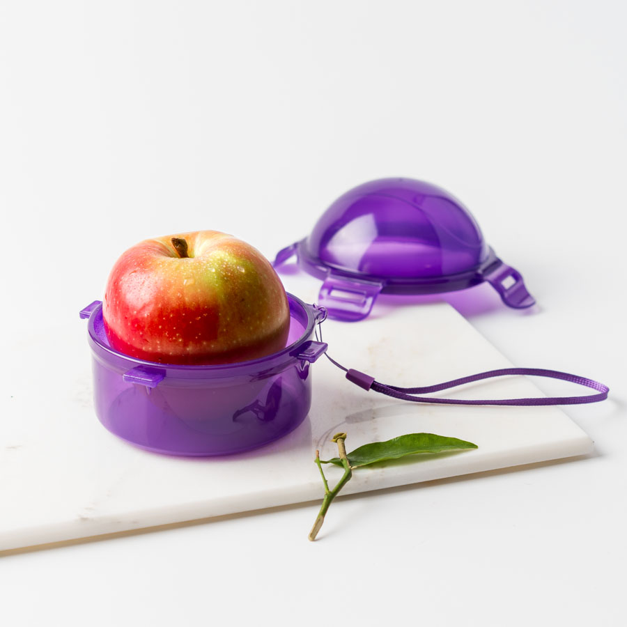 Damit der Apfel genauso appetitlich ankommt, wie er eingepackt wurde: Die LEKKABOX Fresh schützt ganze Äpfel im Schulranzen, Rucksack oder in der Tasche vor Druckstellen.