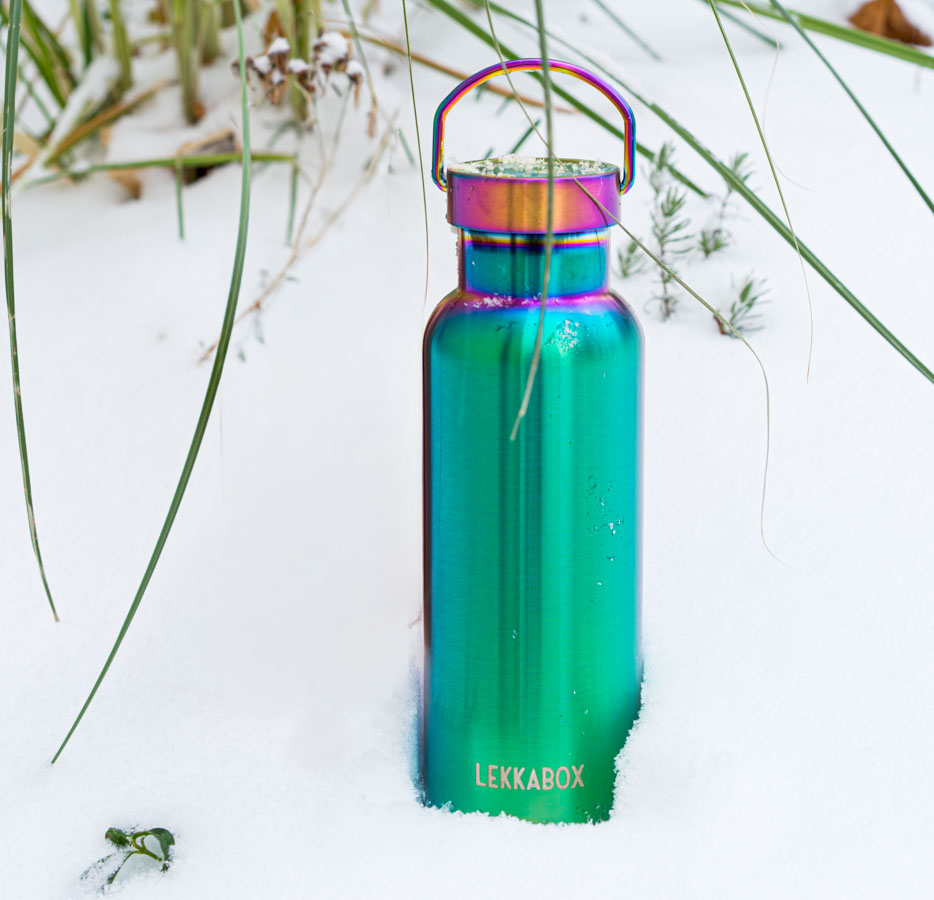 LEKKABOX® Edelstahl-Isolierflasche Rainbow im Schnee – isolierte Trinkflasche für kalte Getränke unterwegs